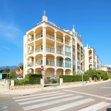 Apartment In Near Sandy Roses